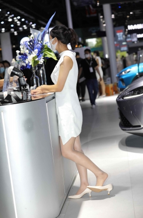 【街拍心灵】车展前台肉丝街拍高跟脱鞋哇塞