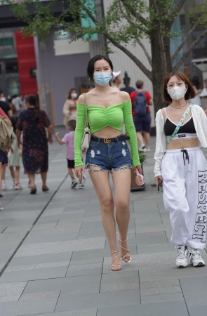 绿色一字抹胸装美妇