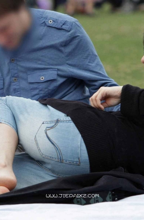 包着头巾的紧身牛仔玉足美妇