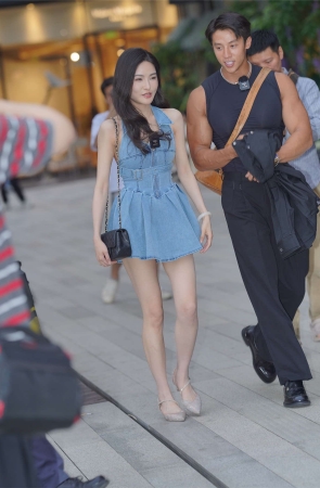 牛仔短裙高挑靓丽