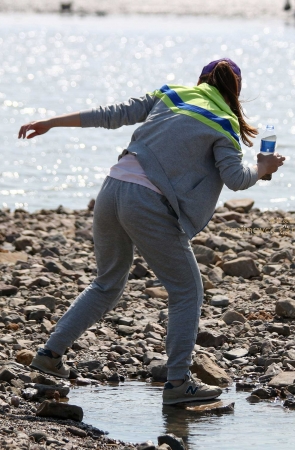 第226篇捉贝壳的小美女 —-12P