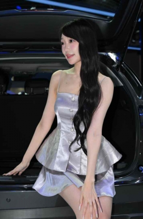 可爱银色连衣裙 [100P-1.79GB]