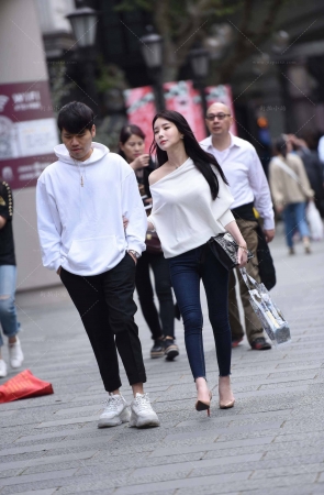 街拍高跟牛仔美女