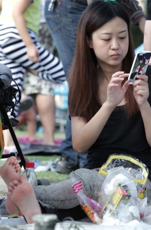 No1473 白嫩双脚在阴影处特别显眼