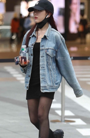 漂亮街拍黑丝妹子