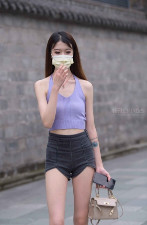 好骨感的小姐姐~风一吹就倒。