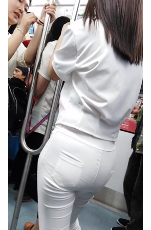 地铁里的紧身白裤