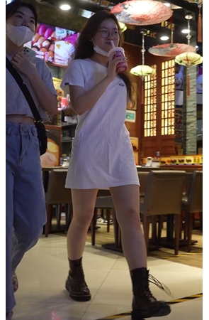 喝奶茶的美女