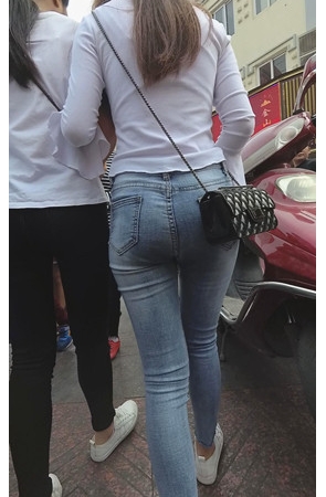 身材不错的紧身牛仔小姐姐