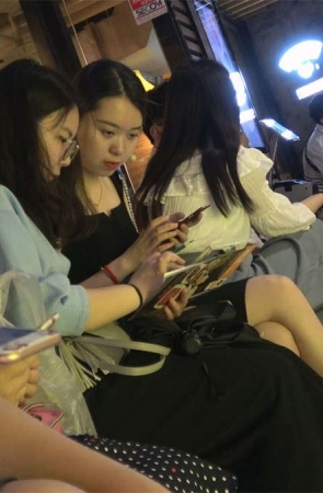 高跟鞋美女挑鞋美的很