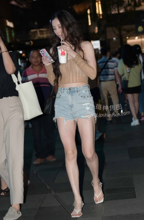 23621-10=88热裤美腿的轻熟女 12P