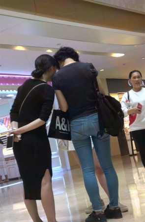 两位紧身蓝牛美眉