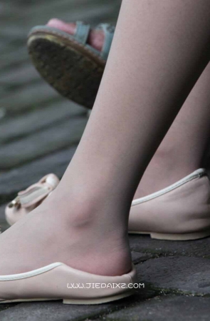 街拍长椅上的长丝女子