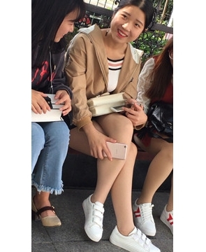 路边花坛玩手机的三位清纯丝袜美腿小美女