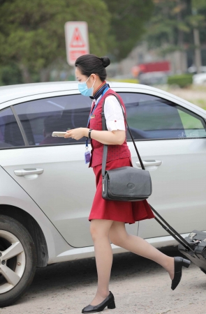 【街拍心灵】空姐经典灰丝街拍美腿制服