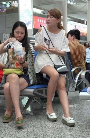 4K – 妹子坐姿有点不雅观哦 [1.16 GB/MP4]