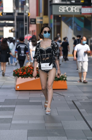 戴着黑色墨镜的小姐姐