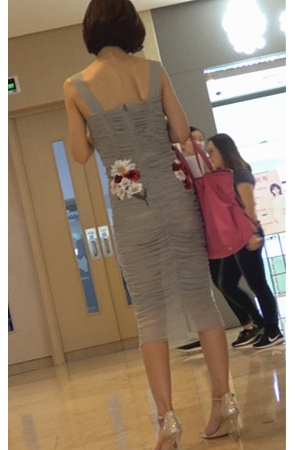 漂亮的透纱裙美眉[483M/MP4]