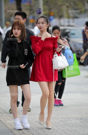 笑容甜美 样子可爱漂亮的小美女