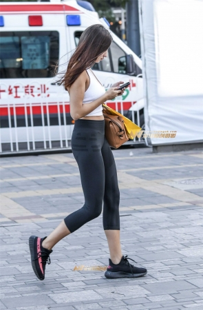 健美裤包裹出的性感身材太吸晴