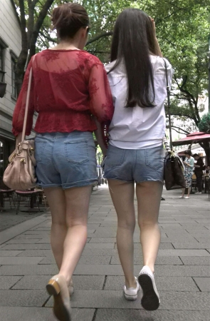 热裤月牙臀美腿年轻姑娘