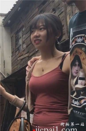 街拍跟拍酒红色包臀裙美眉 [1.16 GB]