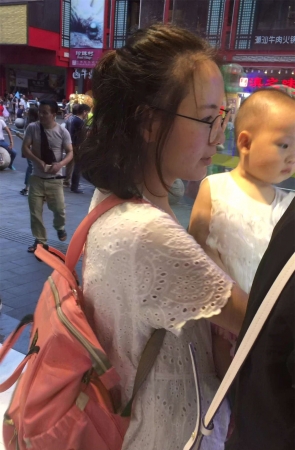 白色蕾丝连衣裙少妇