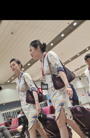 4K视频航站楼偶遇海航空姐灰丝细高跟百看不厌 3P