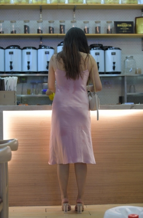 搭讪粉红裙少妇