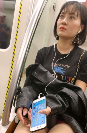 地铁上的美腿丝袜高跟妹子