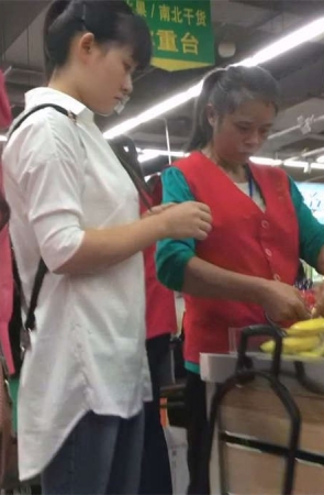 超市内的圆臀紧身牛仔马尾辫女孩