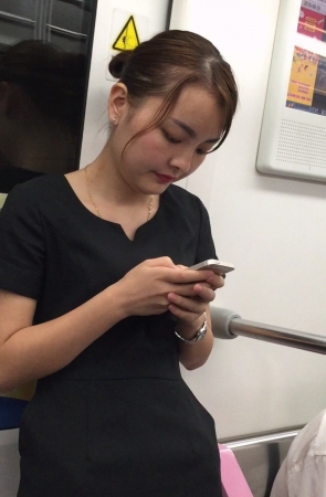 坐地铁的OL美女