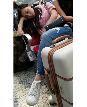 4k-候车室小睡一会的破洞紧身蓝牛粉色衬衫街拍美女