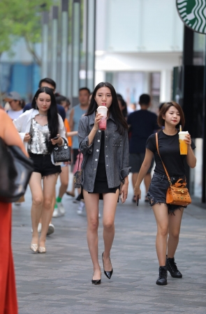 白皙，美腿，高跟，乃茶小姐姐