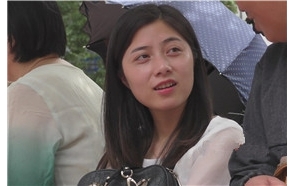 极品粉嫩玉足颜值爆表的女神公园花圃边跟老大爷闲聊。