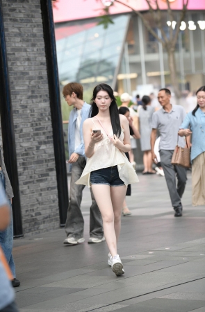 热裤大白腿，甜美小仙女