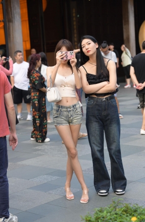 纤细美腿，热裤闺蜜