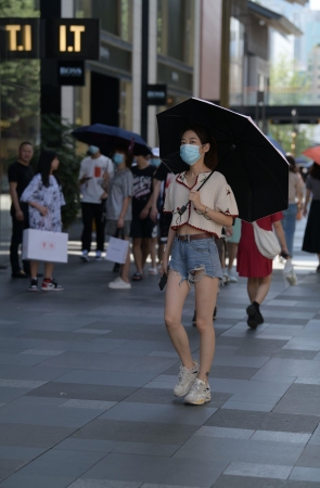 20727-1+132/烈日炎炎的性感热裤美眉，这太凉快了吧~