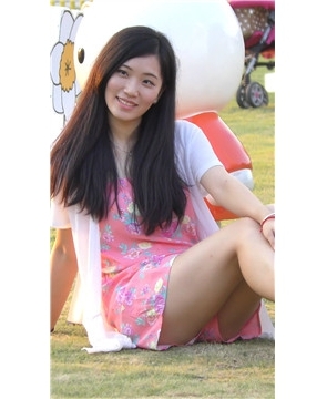 草地上牌照的粉色裙阳光女孩 [1.12 GB]