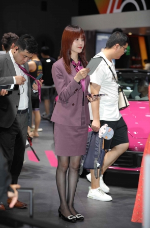 【街拍心灵】保时捷销售顾问街拍黑丝紫色制服美腿