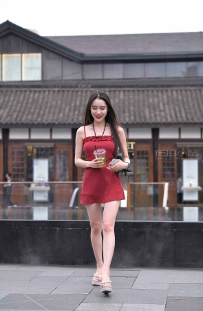 街拍红色吊带裙美女，纤细雪白玉腿。