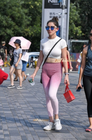 渐变瑜伽裤美女