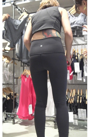 纹身的黑色紧身裤短发妹子