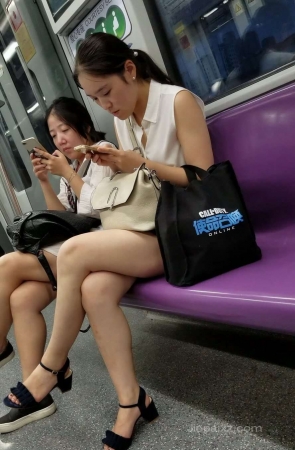 4K – 地铁上的无袖雪纺衫美腿姐姐 [898 MB/MP4]