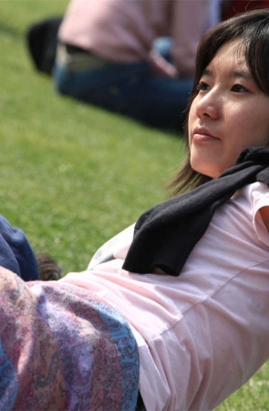 No734 做出模拍动作的草地小美女