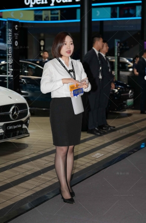 白衬衫包臀裙销售顾问