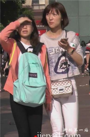 街拍短发清纯紧身白裤小美女 [381 MB]