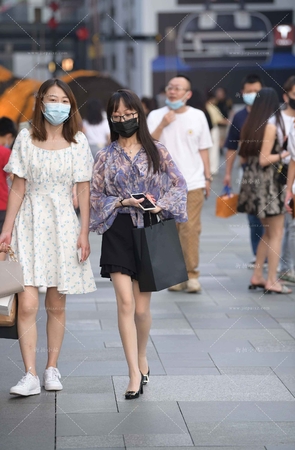 街拍穿肉丝的高跟眼镜妹 [18P]