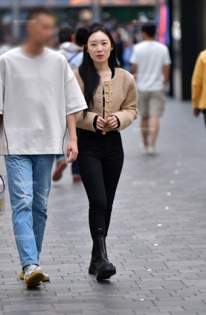 微微丰腴黑色牛仔裤美女