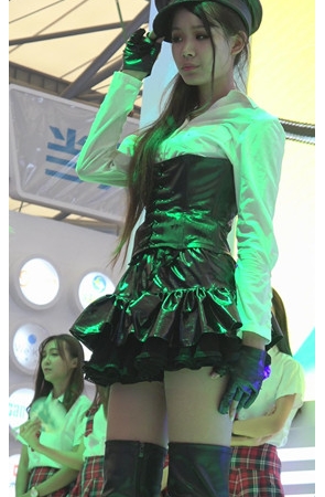 漂亮的小皮裙美女